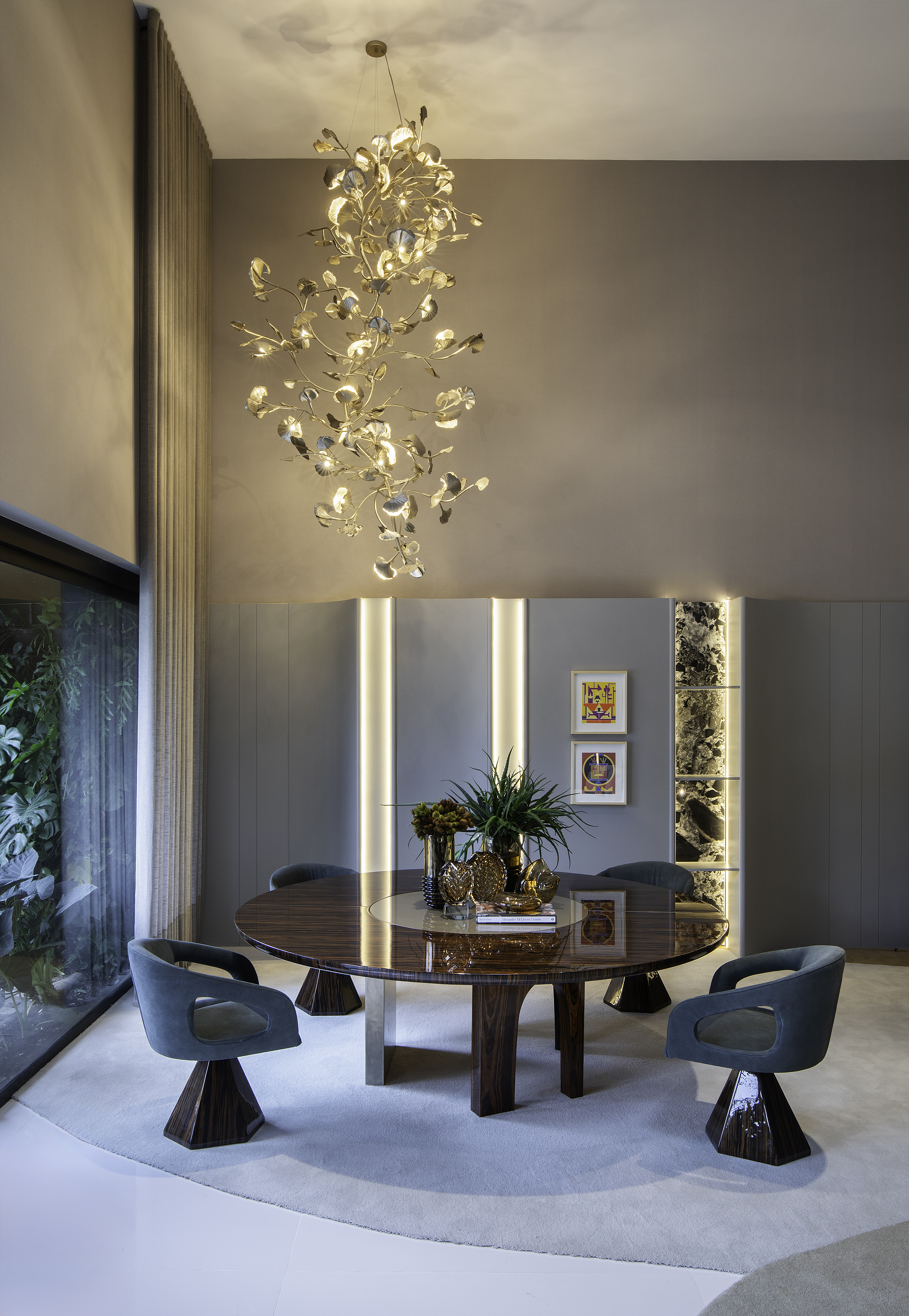 PENDENTE FATALE VERTICAL em ambiente